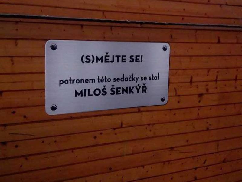 Své patrony má jednapadesát sedaček v brněnské tramvaji připomínající sto padesát let městské hromadné dopravy. Ve středu dostaly své nápisy. Zdroj: DPMB