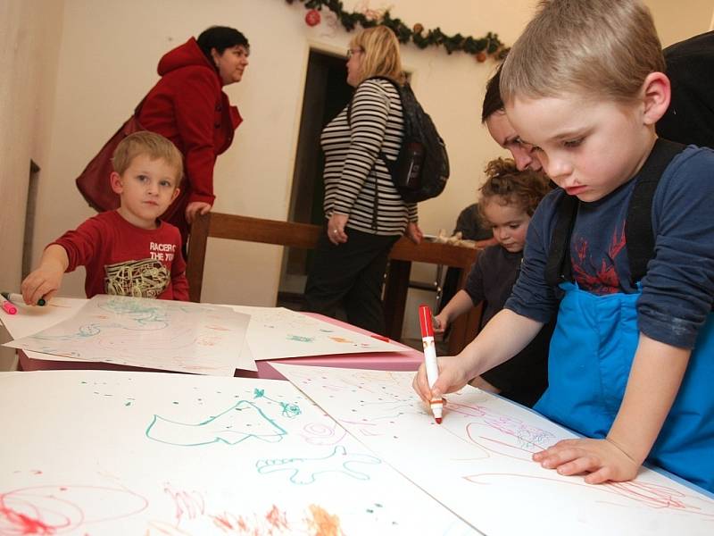 Na Vánoční dílně v centru Brna si děti a jejich rodiče mohli vyrobit svíčku, cukroví či z modelíny vykrojit vánoční ozdoby.