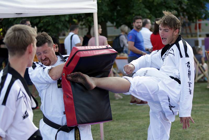 Olympijský festival přilákal v den zahájení stovky diváků. V areálu na brněnské Riviéře si mohli lidé vyzkoušet desítky různých olympijských sportů a je pro ně připraveno sportovní i relaxační zázemí.