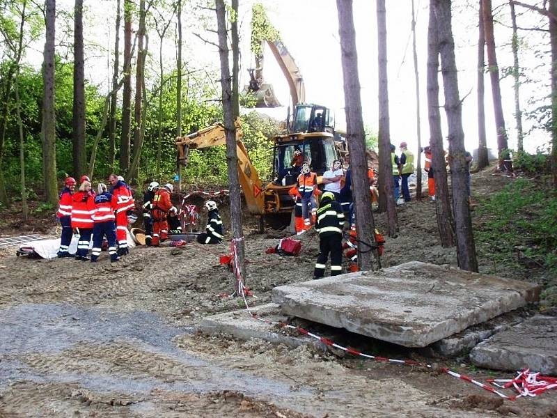 Úterní záchranná akce muže, který u Brněnské přehrady spadl do šachty.