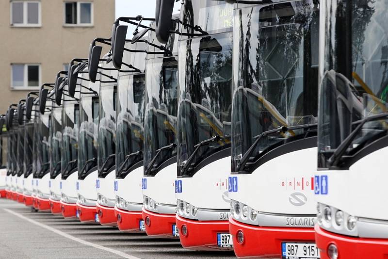 Ve čtvrtek dopravní podnik představil ve slatinské vozovně dvaadvacet nových nízkopodlažních kloubových autobusů typu Solaris Urbino 18.
