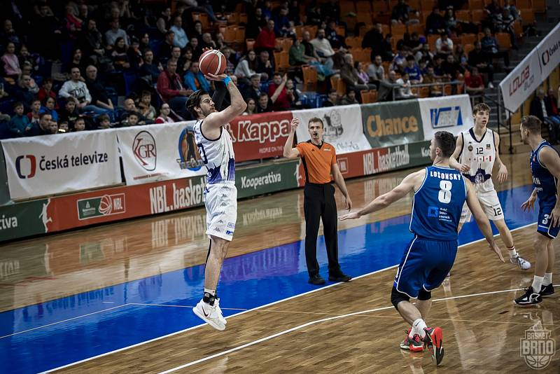 Brněnští basketbalisté (v bílém) padli doma s Kolínem 95:102 po prodloužení.