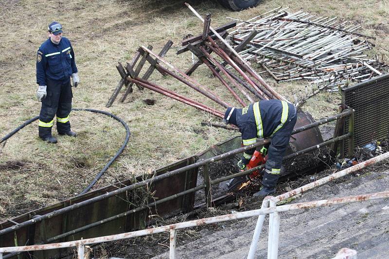 Mlha, déšť, bláto a vítr. Tak vypadá nedělní dopoledne v Brně. Nic z toho však neodradí skalní fanoušky brněnského fotbalového klubu Zbrojovka, aby přišli a přiložili ruku k dílu. Společnými silami se totiž snaží opravit legendární stadion Za Lužánkami.