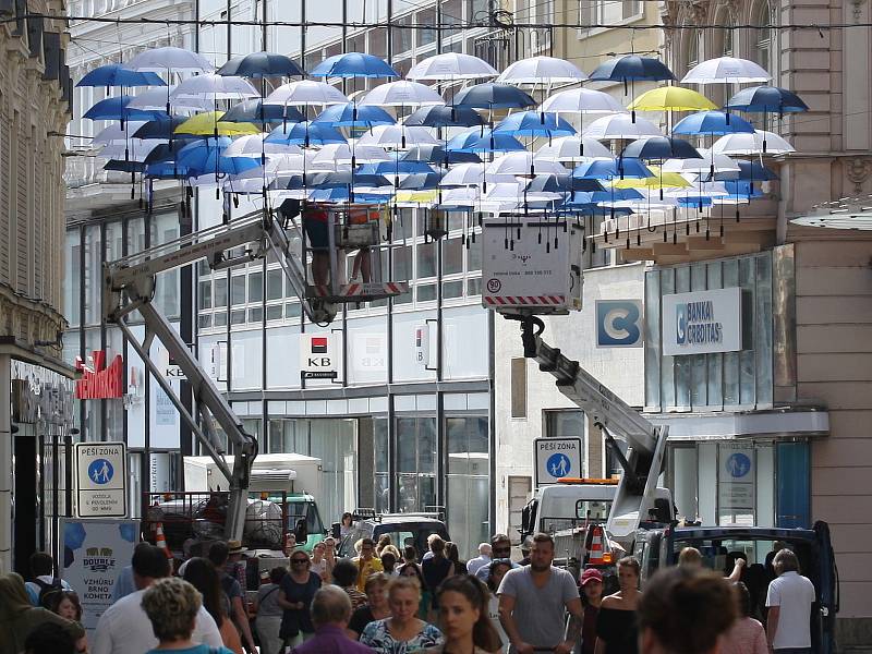 Instalace deštníků Komety Brno v ulici Česká v Brně.