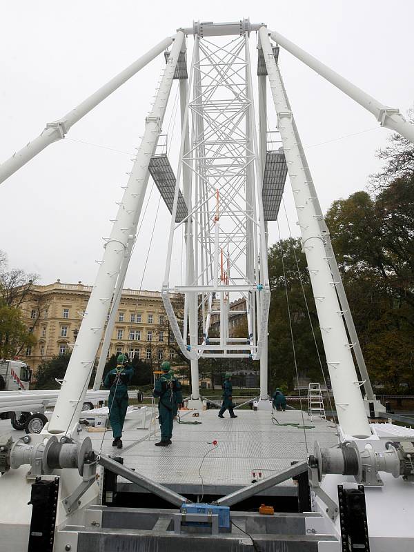 Na Moravském náměstí v Brně začali se stavbou ruského kola. Pohled na Brno nabídne od 23. 11.