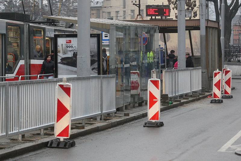Před hlavním nádražím přibylo zábradlí. Chodci tak už nemohou k tramvajím přímo, musí podchodem nebo po přechodu u pošty.
