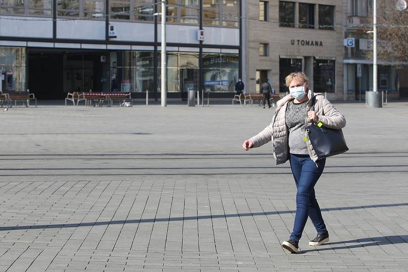 Brno po vyhlášení zákazu pohybu venku bez ochrany úst a nosu.