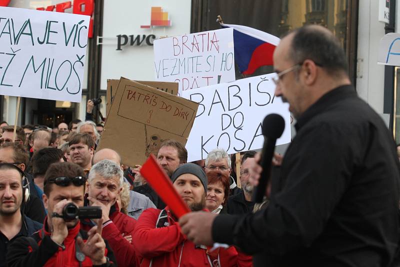 Demonstrace proti Miloši Zemanovi a Andreji Babišovi na brněnském náměstí Svobody a Moravském náměstí.