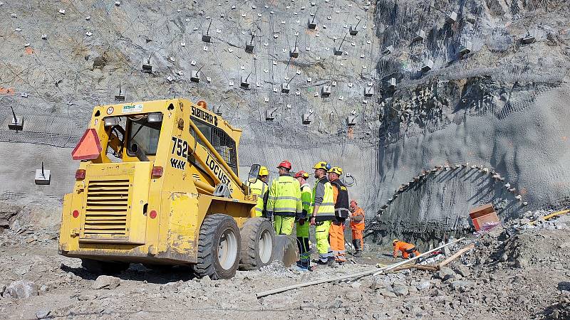 Stavbaři provedli v pondělí 3. května první ostrý odstřel skály kvůli vybudování tramvajového tunelu, který je součástí stavby VMO Žabovřeská II.