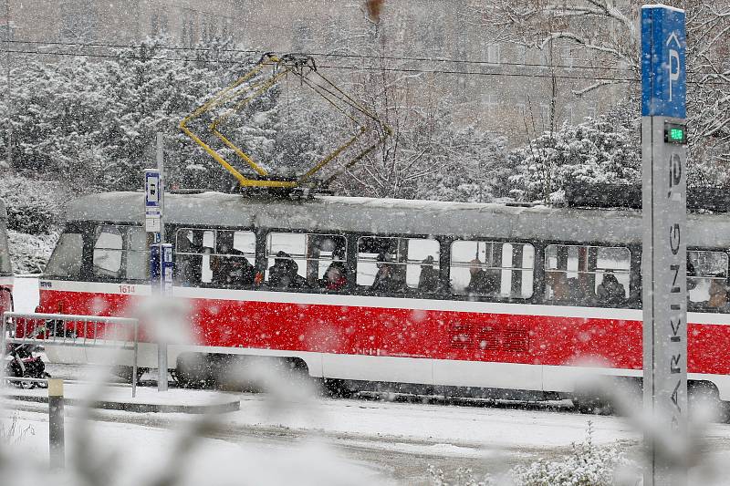 Sněhová nadílka v brněnských ulicích.