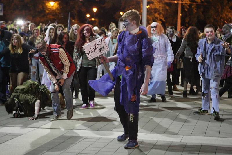 Na Moravském náměstí v Brně se střetly dva tábory lidí. Zombie a přeživší.