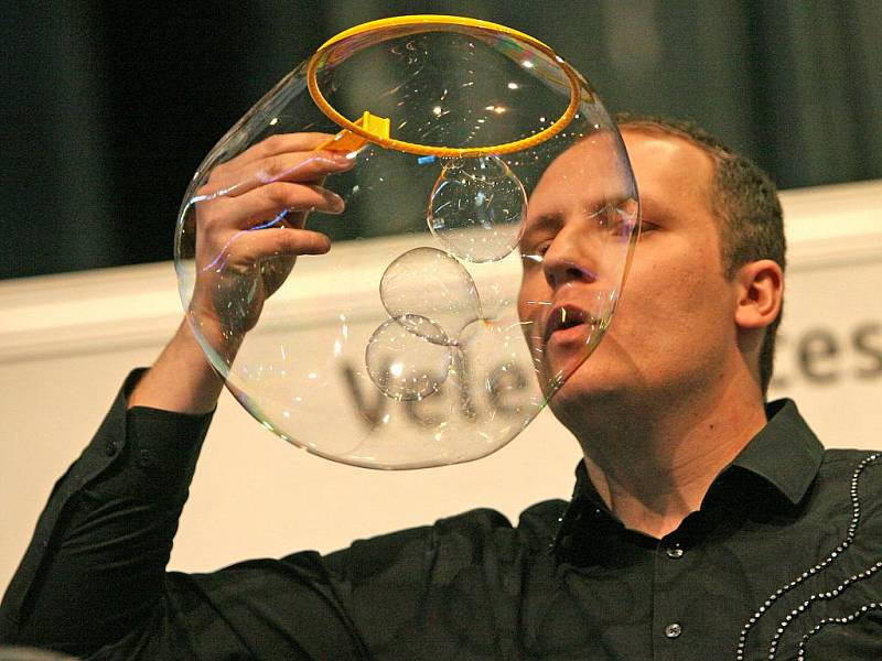 Bubbleshow Matěje Kodeše a jeho pokus o vytvoření rekordu největšího počtu bublin v jedné bublině.