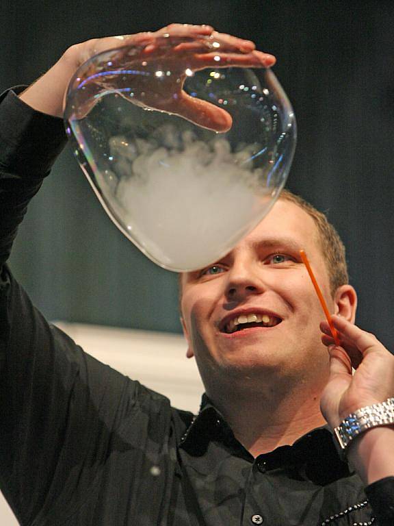 Bubbleshow Matěje Kodeše a jeho pokus o vytvoření rekordu největšího počtu bublin v jedné bublině.