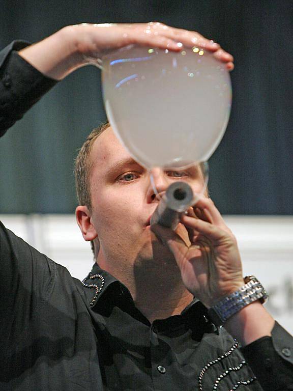 Bubbleshow Matěje Kodeše a jeho pokus o vytvoření rekordu největšího počtu bublin v jedné bublině.