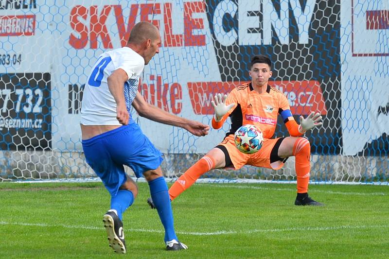 Fotbalisté Rousínova (na snímku v zelených dresech) vyhráli finále krajského poháru proti Kuřimi na penalty. Duel se hrál v Drnovicích.