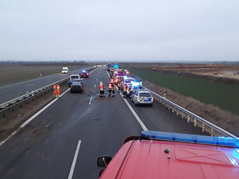 Hromadná nehoda uzavřela ve čtvrtek ráno dálnici D52.