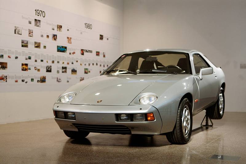 Porsche 928 navržené Jiřím Kuhnertem zaparkovalo v Uměleckoprůmyslovém muzeu spolu s jeho kresbami.