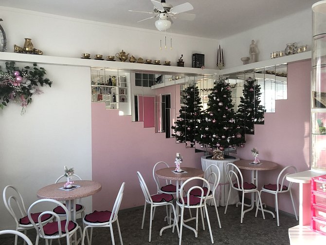 Majitelka cukrárny si prostory ponechá pro pořádání vlastních rodinných oslav.