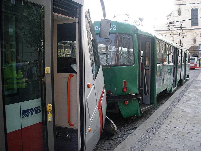 Nehoda tramvají v Joštově ulici v Brně.