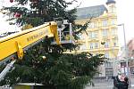 Vánoční strom na náměstí Svobody v Brně přišel  své ozdoby. 