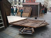 Dělníci na brněnských náměstích odstraňují stánky a poslední zbytky vánočních trhů.