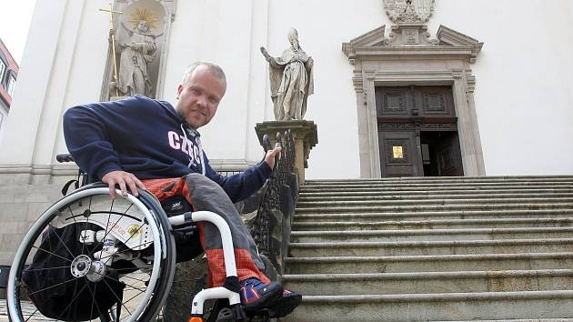 Vozíčkář Tomáš Kohoutek se do kostela svatého Michala v Brně nedostane. Nezvládne překonat schody. 