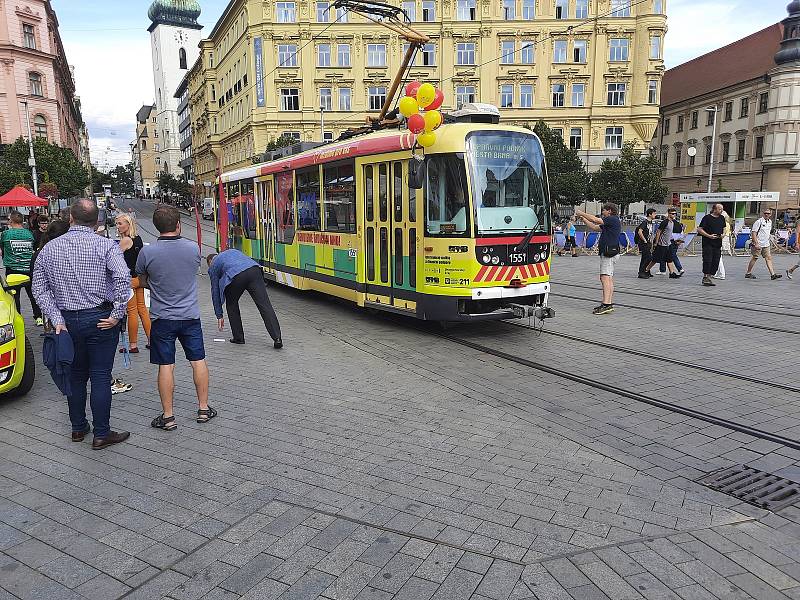 Slavnostní křest záchranářské šaliny v Brně.