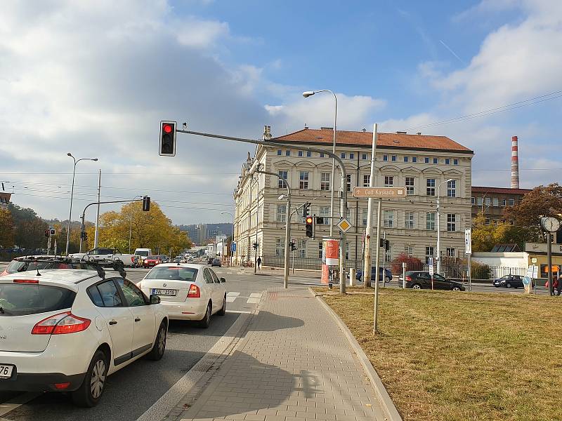 Dopravní komplikace na brněnském Mendlově náměstí a v jeho okolí.