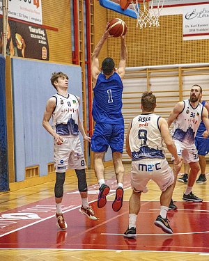 Brněnští basketbalisté (v bílém) v netradiční prověrce těsně podlehli arménské reprezentaci.