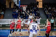 Brněnští basketbalisté (v bílém) díky jednobodové výhře nad Pardubicemi 72:71 drží sérii čtyř vítězství v řadě.