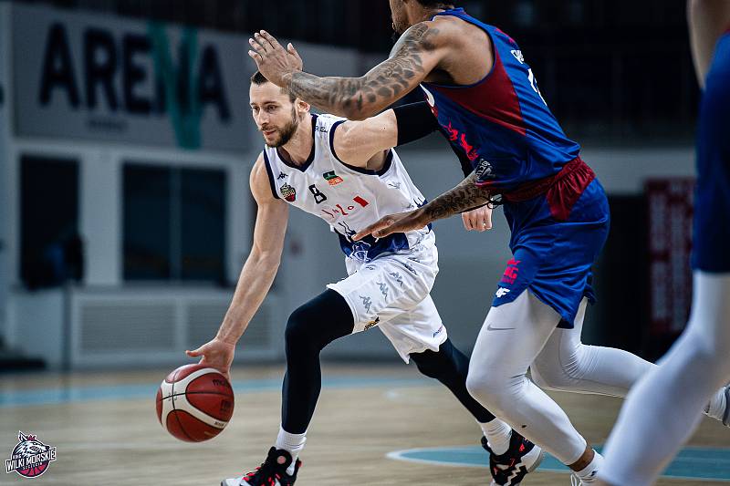Basketbalisté Brna (na snímku v bílých dresech) prohráli v polském Štětíne oba duely. Domácímu týmu podlehli 78:87.