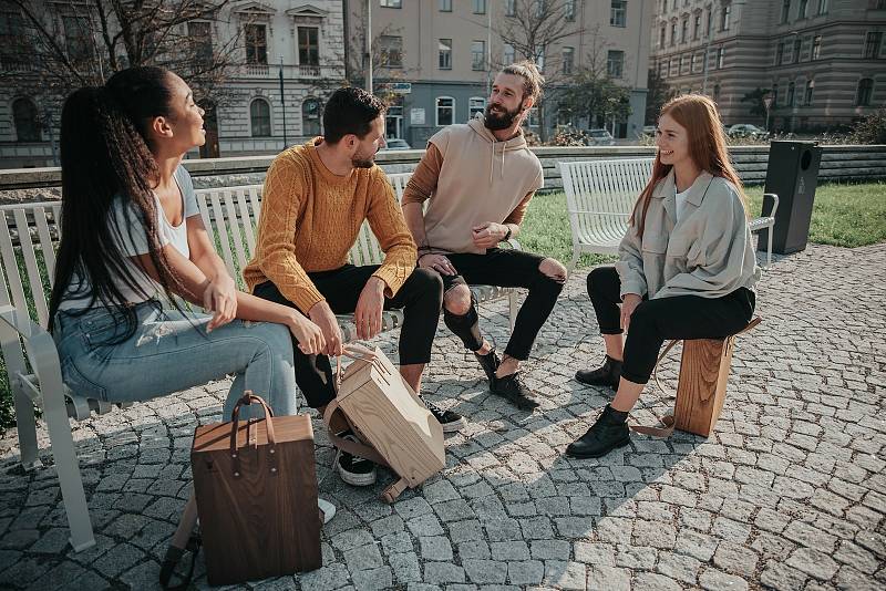 Jonáš Kůra z Brněnska se zaměřil na dřevěnou módu. Založil firmu, která vyrábí originální batohy Woodbag.