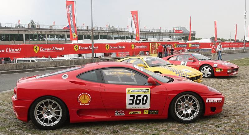 Na Masarykův okruh se o víkendu sjeli milovníci italské značky Ferrari.