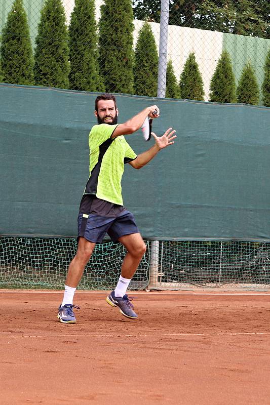 Václav Šafránek na tenisovém kurtu při výcviku