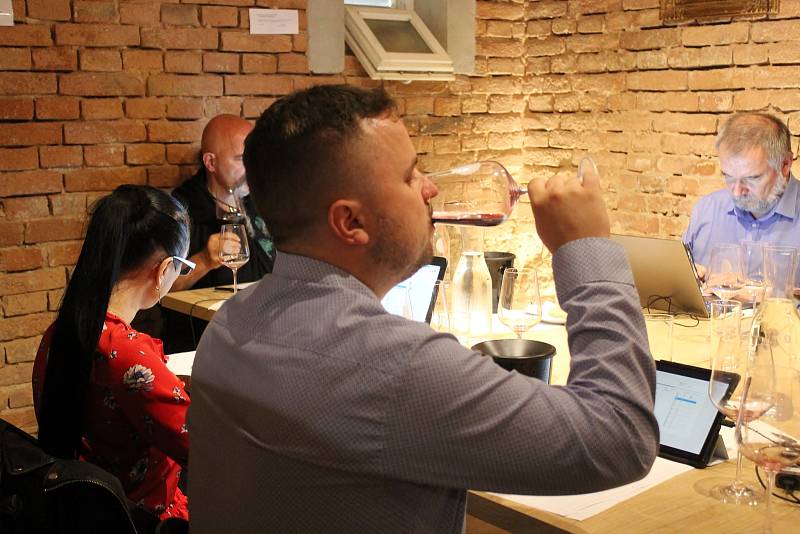 Degustátoři hodnotí vína v soutěži TOP 77 vín v České republice.