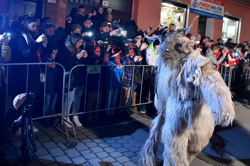 Křik dětí, řinčení zvonců a chlupaté postavy s hrozivými maskami a rohy. Židlochovicemi na Brněnsku se v sobotu večer proháněla osmdesátka rakouských čertů, takzvaných krampusů.