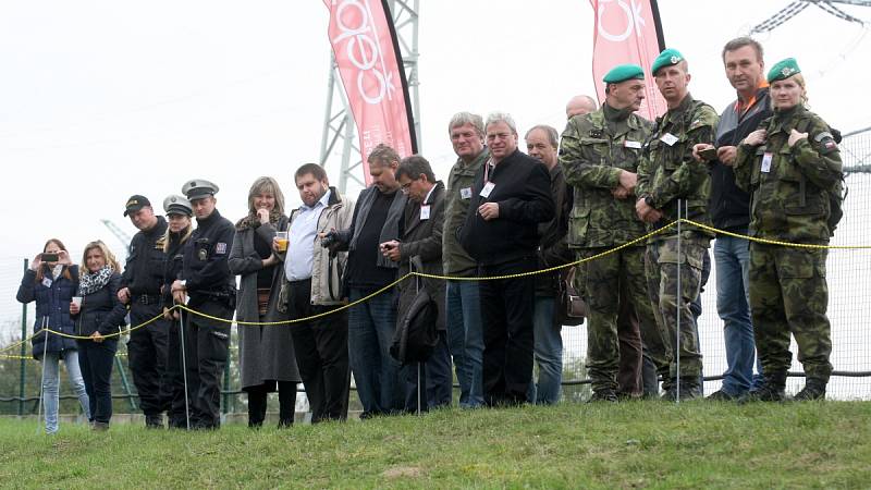 V areálu rozvodny v Sokolnicích na Brněnsku ve středu cvičili zásahy vojáci, policisté a záchranáři Českého červeného kříže.