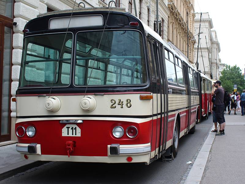 Dlouhé zástupy historických vozidel hromadné dopravy a ještě dělší fronty na jejich prohlídku zaplnily v sobotu na Den dopravní nostalgie náměstí Svobody i nedalekou Brandlovu ulici. Vozy odjely v poledne směrem k medlánecké vozovně.