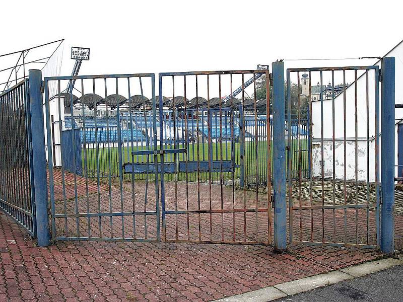 ZAŠLÁ SLÁVA. Strůjce někdejšího drnovického zázraku Jana Gottvalda mrzí, že stadion v současné době chátrá.