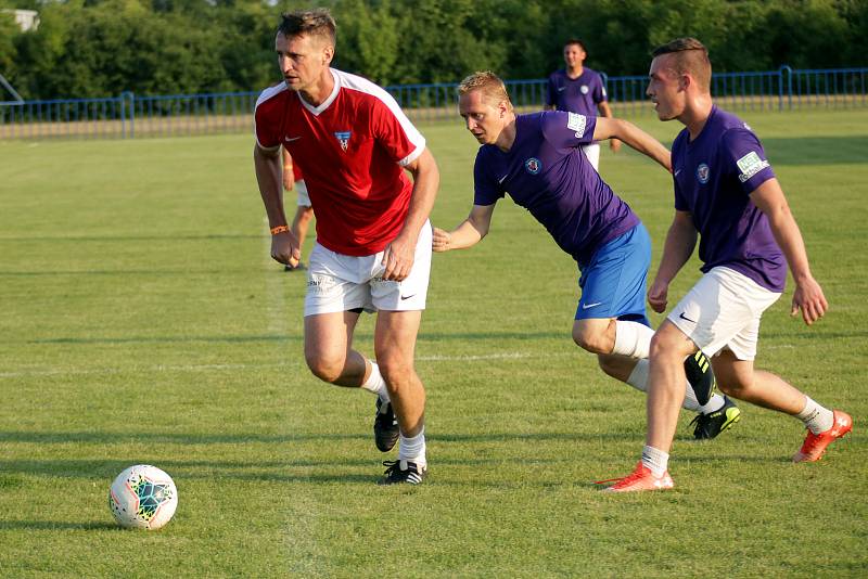 Fotbalový zápas veteránů brněnského Boby a Zbrojovky proti Židlochovicím na jejich hřišti.