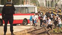 Fanoušci fotbalového klubu Baník Ostrava na vlakovém nádraží v brněnské Slatině v roce 2015.