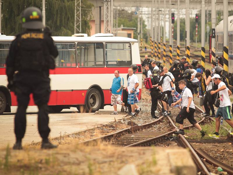 Fanoušci fotbalového klubu Baník Ostrava na vlakovém nádraží v brněnské Slatině v roce 2015.