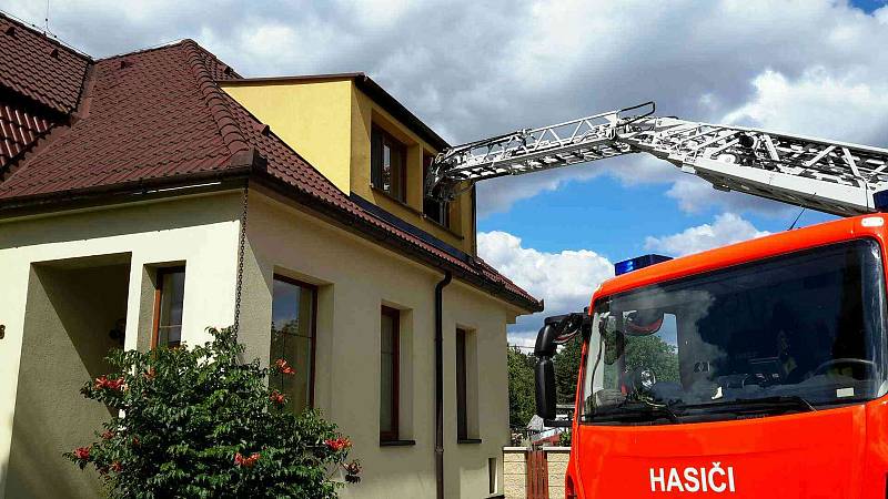 Záchranářům pomáhaly se snesením nadměrného pacienta dvě jednotky hasičů a speciální jeřáb.