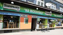 S NÁLEPKOU. Sportbar Na Moraváku ležící na Moravském náměstí je kuřácký.