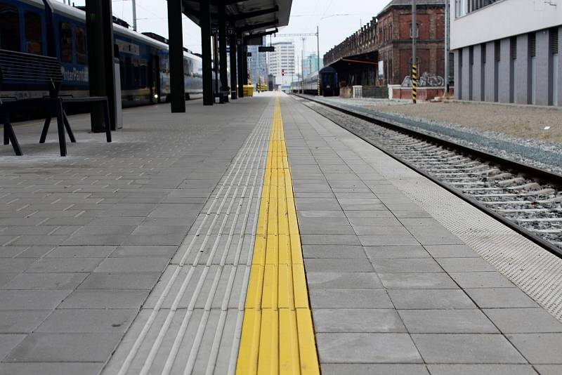 Páté a šesté nástupiště na brněnském hlavním nádraží jsou zcela nově opravená. Jako jediná v železniční stanici umožňují bezbariérový nástup a výstup.