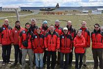 Pláně Antarktidy se v noci na úterý rozprostřely před prvními čtyřmi členy vědecké expedice z Masarykovy univerzity. Zbytek sedmnáctičlenného týmu stále vyčkává na základně vojenského letectva v Argentině. Jejich leteckou přepravu komplikuje počasí.