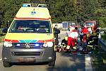 Vrtulník převážel motorkáře do nemocnice v pátek vpodvečer po srážce s autem u obce Lesní Hluboké.
