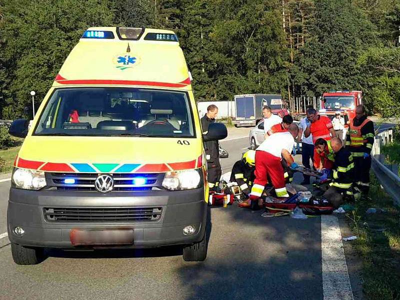 Vrtulník převážel motorkáře do nemocnice v pátek vpodvečer po srážce s autem u obce Lesní Hluboké.