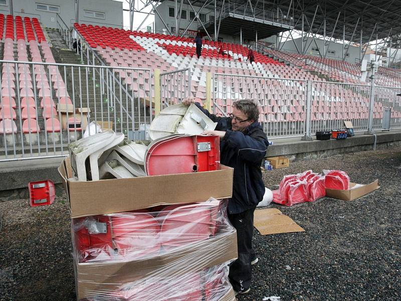 Střecha už vyrostla na fotbalovém stadionu v Srbské ulici, kde hraje svá domácí utkání prvoligová Zbrojovka Brno. Město jako vlastník stadionu nyní realizuje i druhou zakázku, kterou vypsalo na výměnu několika tisícovek sedaček. 