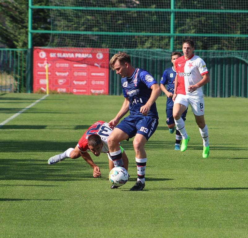 Fotbalisté Líšně (v modrém) porazili v generálce na ligu pražskou Slavii.